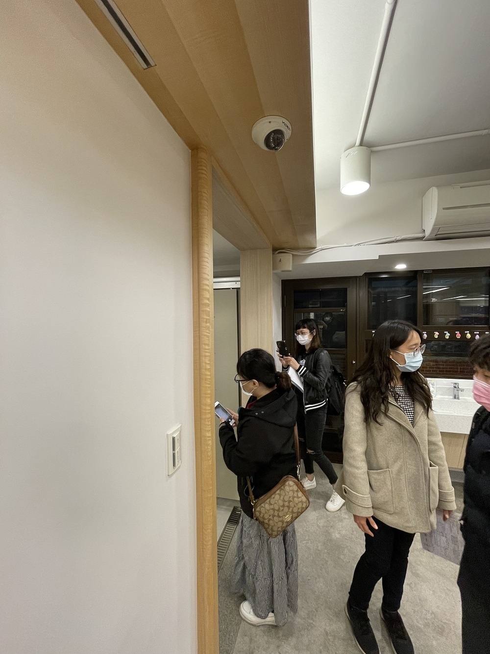 退休宅融合居家設計巧妙地在做凸門框，具有扶手功能，輔助站立。