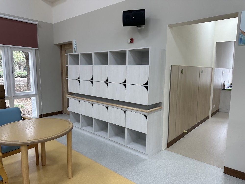 退休宅必備居住條件「減少隔間與容易收納」，使用省力抽屜或收納櫃，上下櫃中間懸空，做凸起的木邊條，也可以成為扶手。